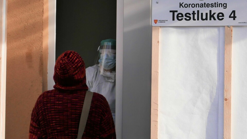 Flere vil nå få beskjed om å teste seg i hjemkommunen etter innreise til Norge. I Fredrikstad er det ikke muligheter for drop-in, og man må bestille time. En Fredrikstad-innbygger blir testet for koronaviruset ved testsenteret på Værste.