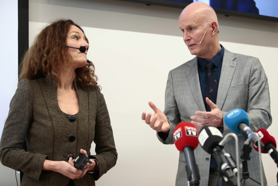 Samtidig som FHI-direktør Camilla Stoltenberg og helsedirektør Bjørn Guldvog har stilt opp til pressekonferanser både tidlig og sent, har arbeidstakere de har ansvaret for, jobbet overtid både netter, helger og helligdager, ifølge Arbeidstilsynets tilsynsrapporter. Samtidig som FHI-direktør Camilla Stoltenberg og helsedirektør Bjørn Guldvog har stilt opp til pressekonferanser både tidlig og sent, har arbeidstakere de har ansvaret for, jobbet overtid både netter, helger og helligdager, ifølge Arbeidstilsynets tilsynsrapporter.