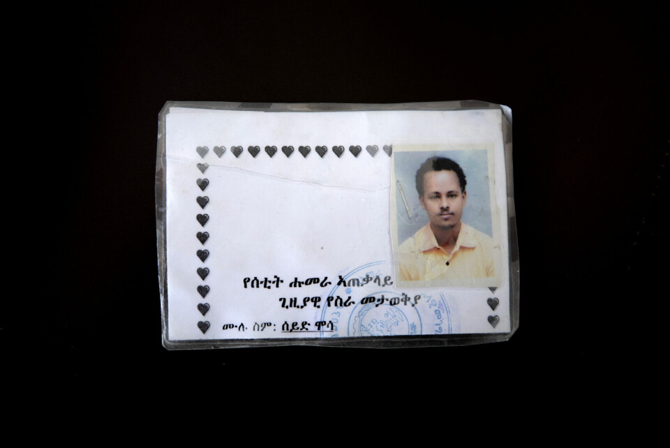 Goitom Hagos fra byen Humera sier til AP at tusenvis av tigrayere har blitt ført vekk i lastebiler, men vet ikke hva som har skjedd med dem. Foto: Nariman El-Mofty / AP / NTB Bildet viser ID-kortet til Seid Mussa Omar, en 29 år gammel sykepleier fra Tigray. ID-kortet er skrevet på amharisk, et språk han ikke forstår. Foto: Nariman El-Mofty / AP / NTB