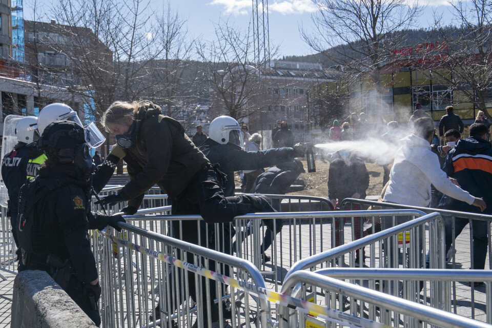 SIAN (Stopp Islamiseringen av Norge), demonstrerte på Strømsø Torg på lørdag. Politiet bruker pepperspray mot motdemonstranter. SIAN (Stopp Islamiseringen av Norge), demonstrerer på Strømsø Torg i Drammen lørdag. Politiet bruker pepperspray mot motdemonstranter.