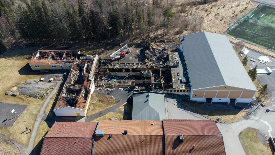 Idrettshallen (til høyre) og administrasjonsbygningen (nederst) ble berget av brannmannskapene. Resten av skolen ble totalskadd. Oversiktbilde av skolen.