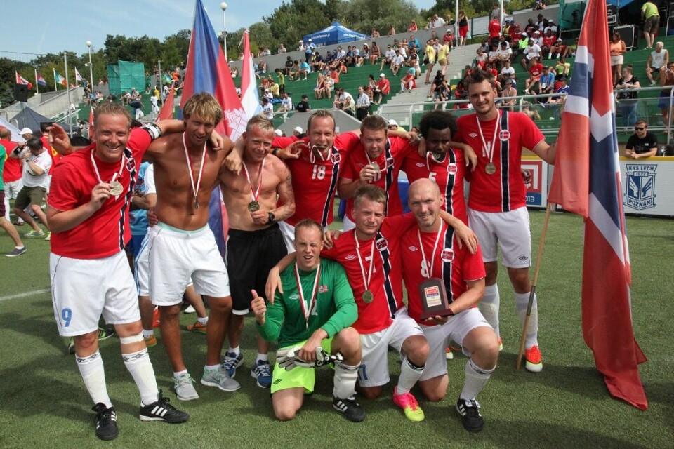 Det norske laget, med Magne Zetterstrøm nede til høyre, feirer sølv i VM i gatefotball i 2013. Det norske laget, med Magne Zetterstrøm nede til høyre, feirer sølv i VM i gatefotball i 2013.