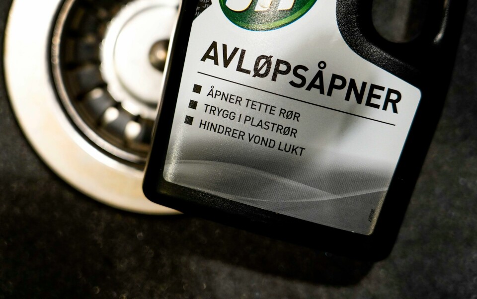 Avløpsåpnere er populært i norske hjem, men vi er ikke spesielt flinke til å håndtere dem forsvarlig nok, og det blir flere og flere henvendelser til Giftinformasjonen. Illustrasjonsfoto. Avløpsåpnere er populært i norske hjem, men vi er ikke spesielt flinke til å håndtere dem forsvarlig nok, og det blir flere og flere henvendelser til Giftinformasjonen. Det bekymrer fagfolkene der. Illustrasjonsfoto: Lise Åserud / NTB