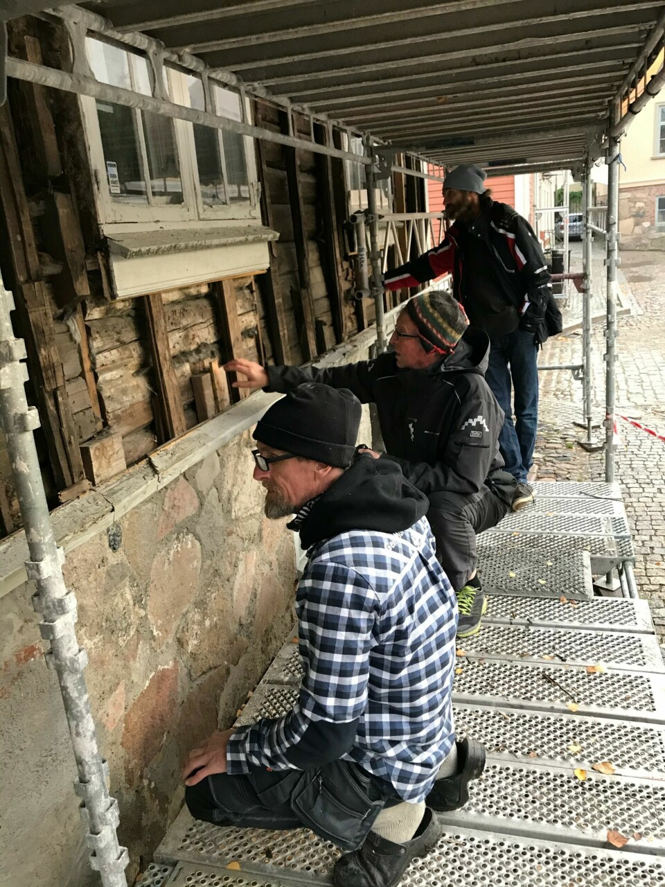 Selve restaureringsarbeidet ble utført av byggmester Geir Morten Olsen AS, mens Per-Willy Færgestad fra Akershus bygningsvernsenter har bistått foreningen gjennom hele restaureringsprosessen. Formidlingsdelen av prosjektet resulterte i et høvelkurs for håndverkere. Selve restaureringsarbeidet ble utført av byggmester Geir Morten Olsen AS, mens Per-Willy Færgestad fra Akershus bygningsvernsenter har bistått foreningen gjennom hele restaureringsprosessen. Formidlingsdelen av prosjektet resulterte i et høvelkurs for håndverkere.