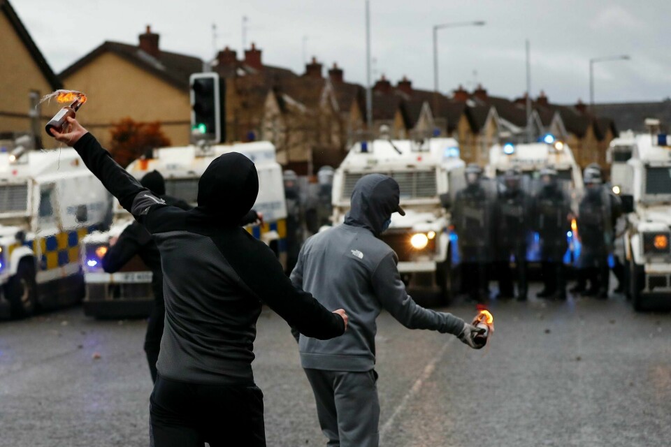 Ungdommer kastet brennende flasker mot politiet i Belfast tidligere i april. Det er mange årsaker til at spenningen har økt i Nord-Irland igjen. Ungdommer kastet brennende flasker mot politiet i Belfast tidligere i april. Det er mange årsaker til at spenningen har økt i Nord-Irland igjen.