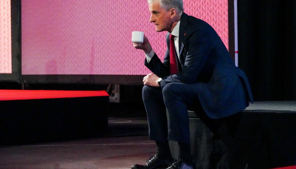 Ap-leder Jonas Gahr Støre åpnet sin landsmøtetale med en kaffekopp i hånden. Jonas Gahr Støre åpnet landsmøtetalen sin med en kopp kaffe