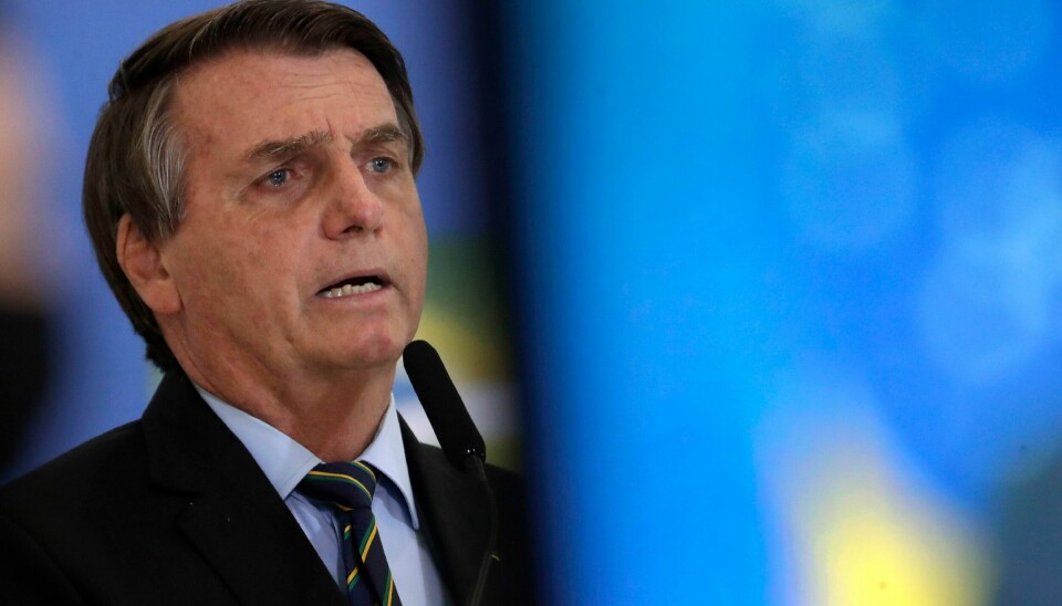 Brasils president Jair Bolsonaro er tilsynelatende villig til å legge om kursen og gjøre mer for å bremse avskogingen i Amazonas. Men han krever internasjonal støtte som kompensasjon. Foto: Eraldo Peres / AP / NTB