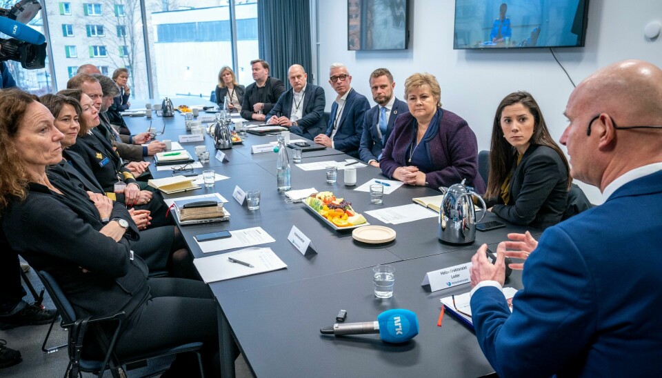 Det var helsedirektør Bjørn Guldvog (til høyre), og altså ikke regjeringen, som fattet vedtaket om nedstenging av landet 12. mars 2020.