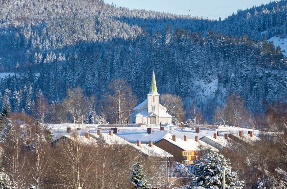 Norske kirkebygg kan få hardt tiltrengte midler til oppussing og vedlikehold hvis et nytt lovforslag i Stortinget blir vedtatt. Bildet viser Tiller kirke. Illustrasjonsfoto. Tiller kirke i vinterlandskap i Trondheim.Foto: Gorm Kallestad / NTB