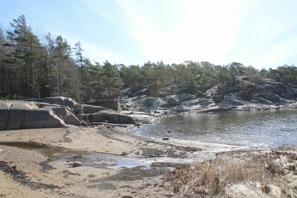 Båtbua i Askedalen går nesten i ett med fjellet. Turtips: Munken i Torsnes