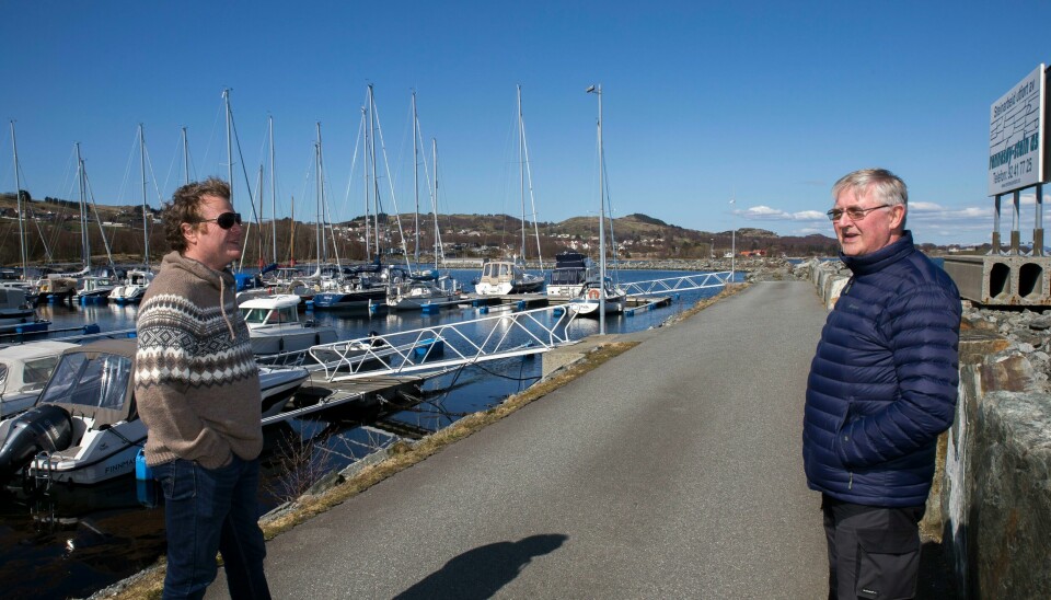 Joar Gangenes (t.v.) er medeier i nær 250 båtplasser ved Østhusvik. Her er han i båtprat med Olav Meling, som er fornøyd med sin 22 fots Ibiza med 175 hestekrefters motor. Meling skal for øvrig selge sin båtplass. d