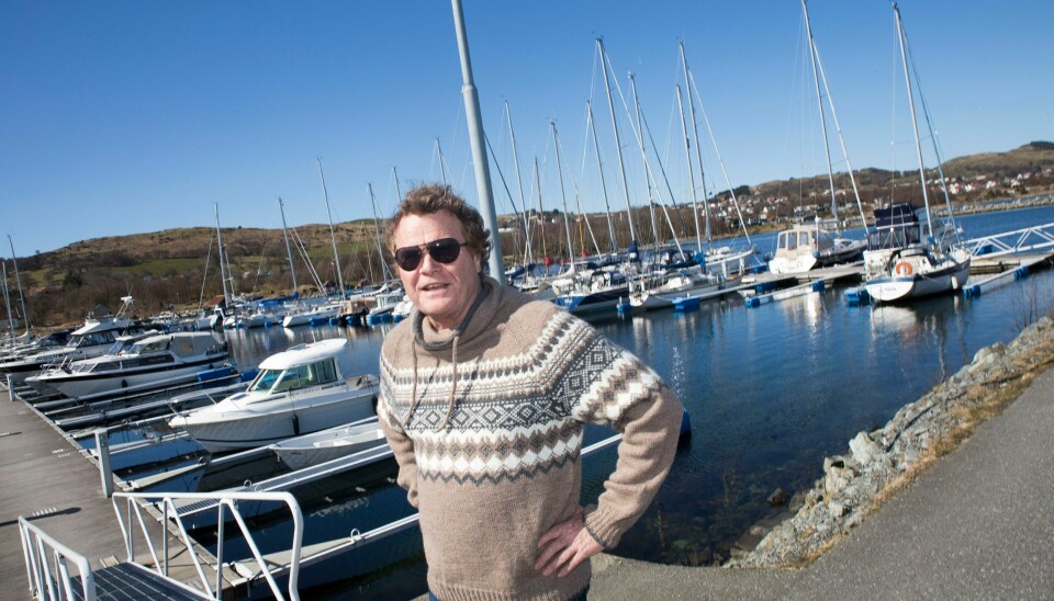 Joar Gangenes ved en av pirene på Rennesøy Marina, der han har ledig båtplasser for de som er villig til å betale mer enn for båtplasser på kommunal grunn. d