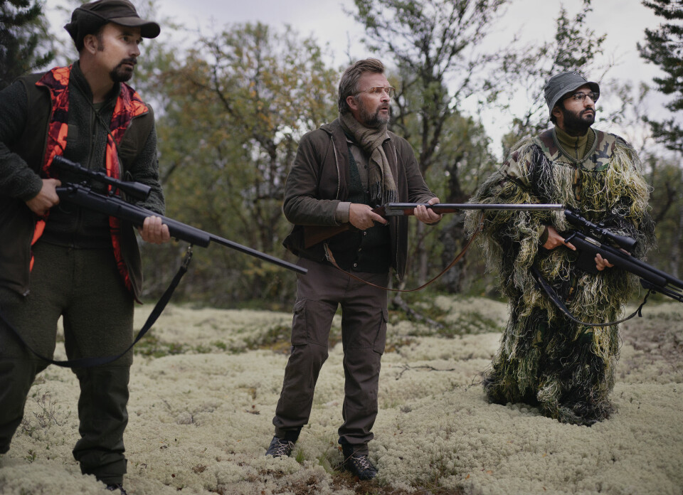 Begravelsesagenten, gullsmeden og læreren på jakt, i den norske HBO-serien «Velkommen til Utmark» Begravelsesagenten, gullsmeden og læreren på jakt, i et av «Velkommen til Utmark»s besynderlige opptrinn.