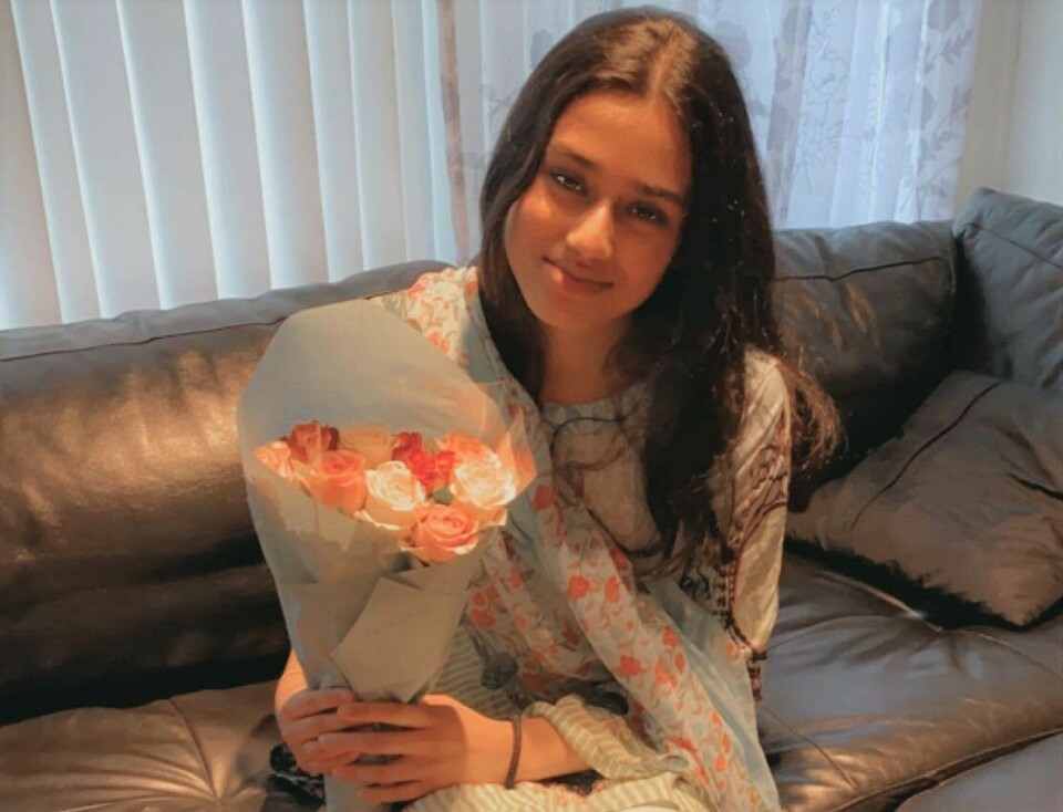 Zaina Iqbal (14) fikk roser fra foreldrene sine da hun fastet for første gang i fjor. Zaina Iqbal (14) fikk roser fra foreldrene sine når hun fastet for første gang i fjor.