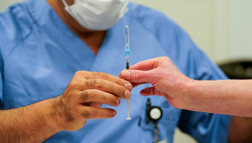 En dose med koronavaksinen fra Pfizer-Biontech på Bydel Bjerkes lokaler i Oslo. Det er seks kvinner og éin mann i aldersgruppa 40–89 år som har søkt om erstatning etter å ha fått vaksinen. Foto: Lise Åserud / NTB