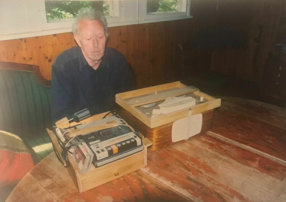 «Kristian Strømshaug i 2001 saman med to generasjonar opptaksutstyr som han brukte til å kartleggje østfolddialektane.» «Kristian Strømshaug i 2001 saman med to generasjonar opptaksutstyr som han brukte til å kartleggje østfolddialektane.»