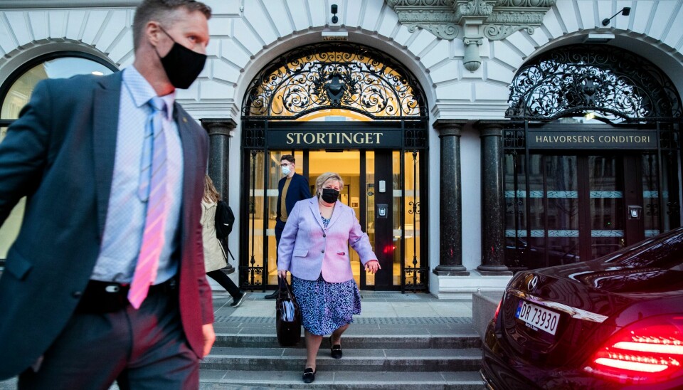 Statsminister Erna Solberg idet hun forlater Stortinget, etter åpen høring om det avlyste salget av Bergen Engines.