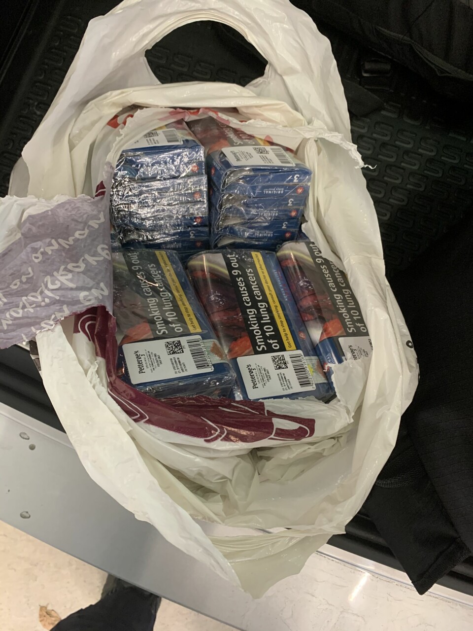 Mannen som skulle levere rulletobakken på brua forklarte til tollerne at han hadde brukt samme fremgangsmåte flere ganger tidligere. Flere pakker med røyketobakk.
