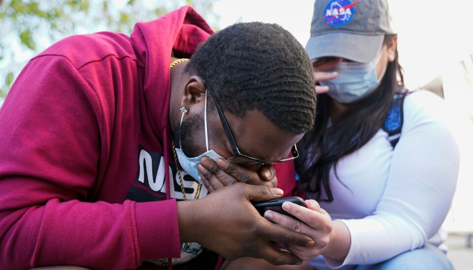 London Williams, som ventet på kjennelsen på Black Lives Matter Plaza i Washington, lot tårene renne etter at Derek Chauvin ble kjent skyldig i drapet på George Floyd. London Williams, som ventet på kjennelsen på Black Lives Matter Plaza i Washington, lot tårene renne etter at Derek Chauvin ble kjent skyldig i drapet på George Floyd. Foto: Jacquelyn Martin / AP / NTB