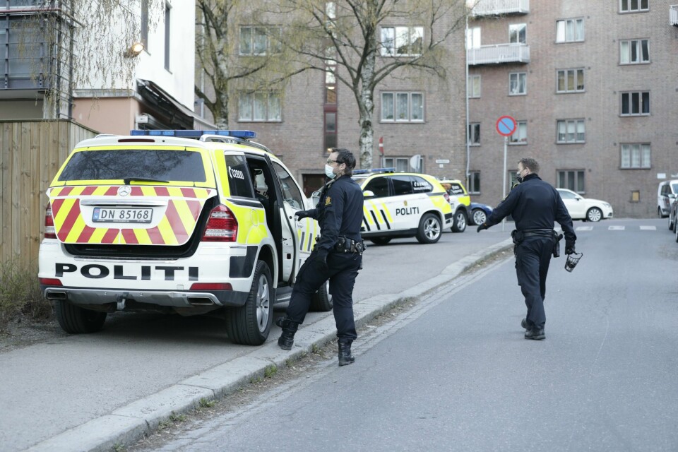 Politiet er med flere patruljer i Ålesundgata og i området rundt etter at en person er knivstukket og alvorlig skadd. Politiet er med flere patruljer i Ålesundgata og i området rundt etter at en person er knivstukket og alvorlig skadd.Foto: Berit Roald / NTB
