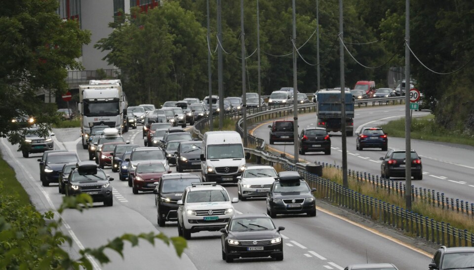 Den norske bilparken teller over 2,8 millioner personbiler, en halv million varebiler og nærmere 100.000 busser og lastebiler. I dag er det bare bussene som må være utstyrt med alkolås. I tillegg er det en del firmaer som på frivillig basis har installert alkolås i bilene sine. Den norske bilparken teller over 2,8 millioner personbiler, en halv million varebiler og nærmere 100.000 busser og lastebiler. I dag er det bare bussene som må være utstyrt med alkolås. I tillegg er det en del firmaer som på frivillig basis har installert alkolås i bilene sine.