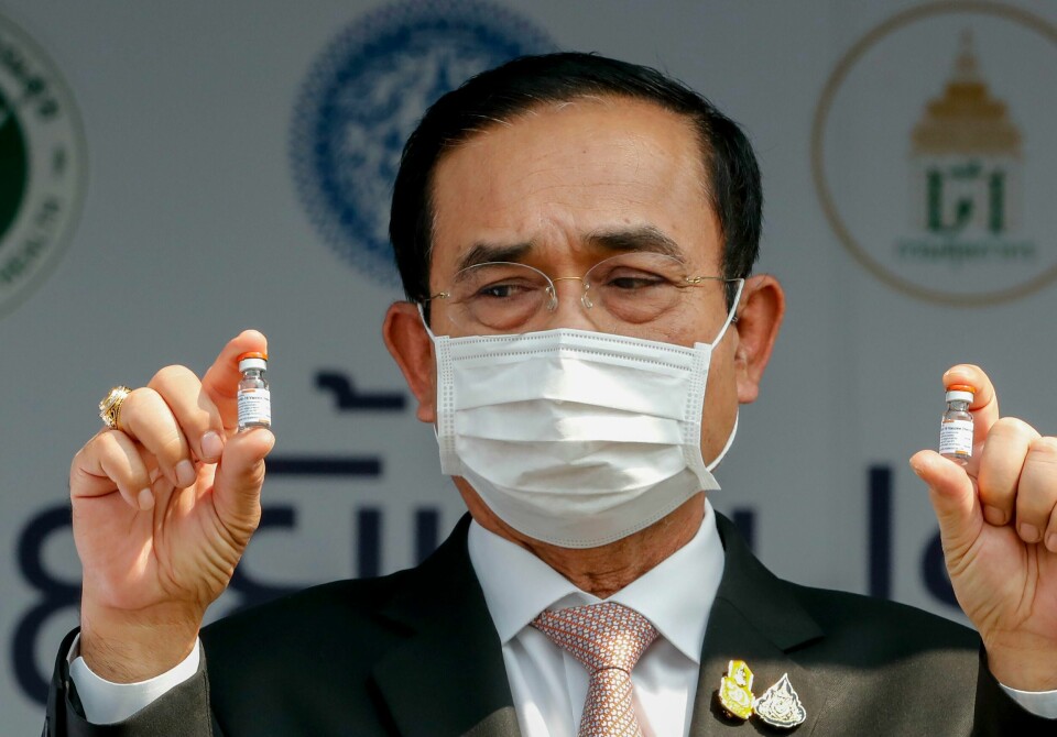 Statsminister Prayut Chan-o-cha var korrekt antrukket da han viste fram noen av de 200.000 kinesiske vaksinedosene Thailand mottok i februar. Mandag manglet han munnbind på et bilde som ble delt i sosiale medier, og dermed fikk han bot for brudd på de nye og strenge koronareglene. Arkivfoto: Statsminister Prayut Chan-o-cha var korrekt antrukket da han viste fram noen av de 200.000 kinesiske vaksinedosene Thailand mottok i februar. Mandag manglet han munnbind på et bilde som ble delt i sosiale medier, og dermed fikk han bot for brudd på de nye og strenge koronareglene. Arkivfoto: Sakchai Lalit / AP / NTB
