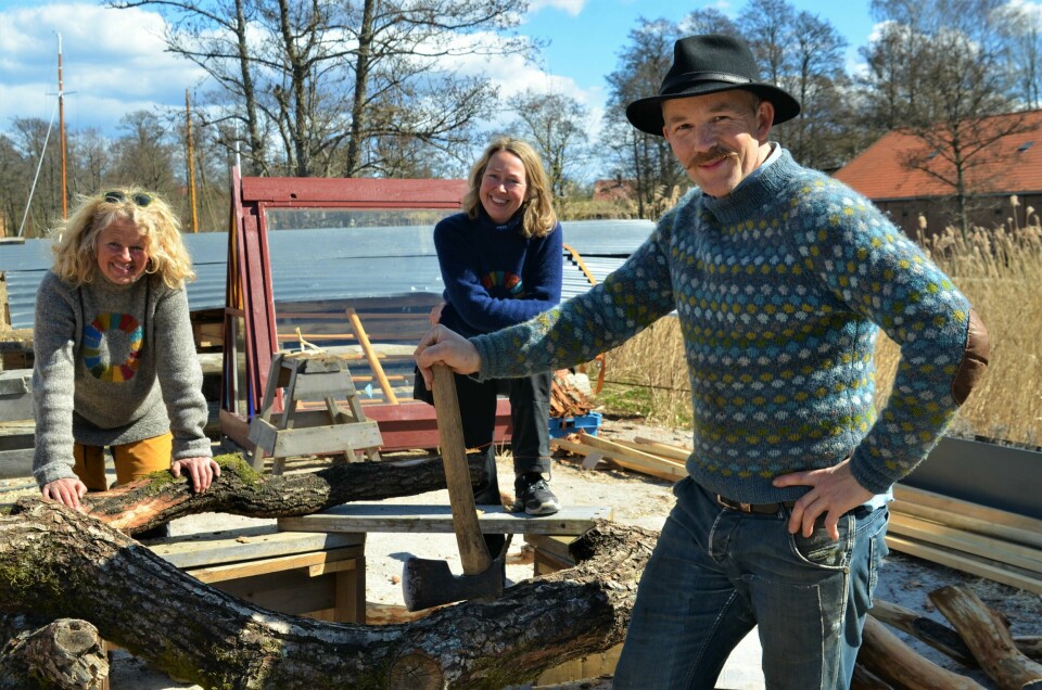 Tømmermann og tusenkunstner Erik Alfred Tesaker formet sammen med Anne Skauen og Solveig Egeland i helgen det som skal bli seremonikransen i Håpets katedral. Tømmermann og tusenkunstner Erik Alfred Tesaker formet sammen med Anne Skauen og Solveig Egeland i helgen det som skal bli seremonikransen i Håpets Katedral.
