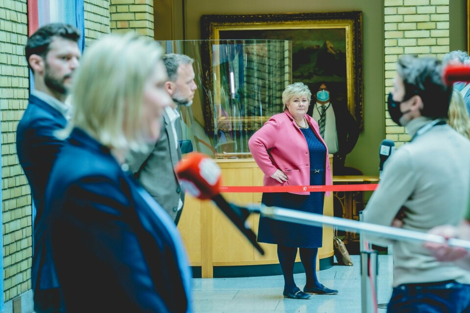 Bjørnar Moxnes, Sylvi Listhaug, Audun Lysbakken og statsminister Erna Solberg i Stortinget etter redegjørelsen om Koronakommisjonens rapport og regjeringens videre oppfølging av denne. .