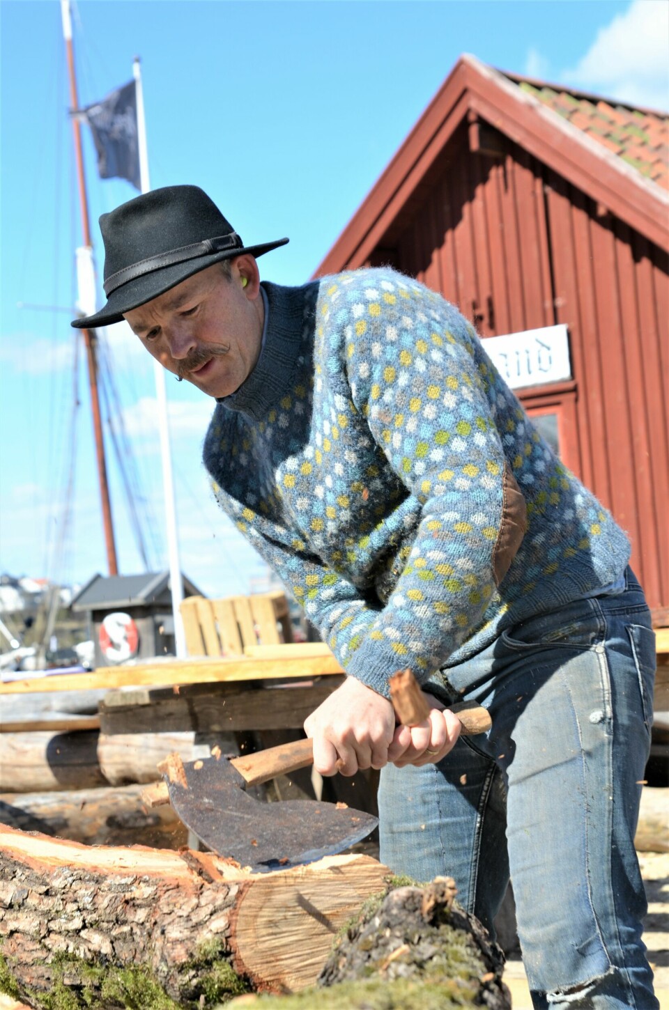 Oppfinneren Erik Alfred Tesaker behersker et stort spekter innen tradisjonelle teknikker og har som mål å kunne lage alt selv. Oppfinneren Erik Alfred Tesaker behersker et stort spekter innen tradisjonelle teknikker og har som mål å kunne lage alt selv.