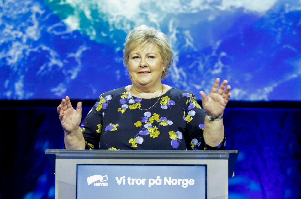 Statsminister Erna Solberg på talerstolen under Høyre sitt landsmøte på Gardermoen i høst. Solberg har avlyst løftet om å fjerne formuesskatten helt, men kan ende opp med å bli overkjørt av sitt eget landsmøte igjen i mai. Statsminister Erna Solberg på talerstolen under Høyre sitt landsmøte på Gardermoen i høst. Solberg har avlyst løftet om å fjerne formuesskatten helt, men kan ende opp med å bli overkjørt av sitt eget landsmøte igjen i mai.