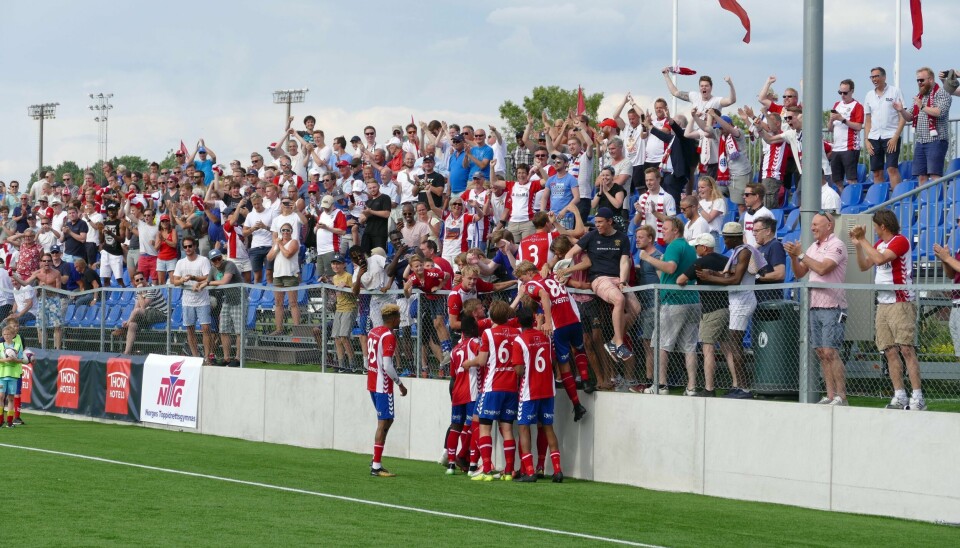 Mens herrelaget til Lyn mottar drøye 34.000 i kompensasjon, mottar Lyn som idrettslag sammen med bredden, damelaget og skiavdelingen nesten 300.000 i kompensasjon. Det ble en positiv Lyn-opplevelse mot Finnsnes også. Her feires seiersgoalen til Benjamin Nessjø Nyheim (nr. 3) seks minutter på overtid.