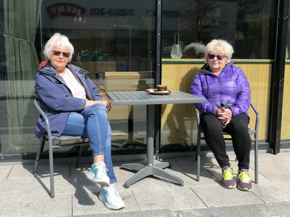 Venninnene Jorunn Langseth og Marit Steen i solen utenfor restauranten, Hos Solveig. Venninnene Jorunn Langseth og Marit Steen i solen utenfor Hos Solveig