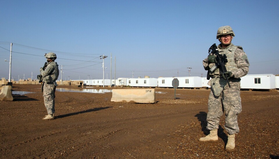 På det meste hadde USA 171.000 soldater i Irak, nå er det bare 2500 igjen. Her fra Taji basen nord for Bagdad i 2014. To amerikanske soldater i Irak i 2014.