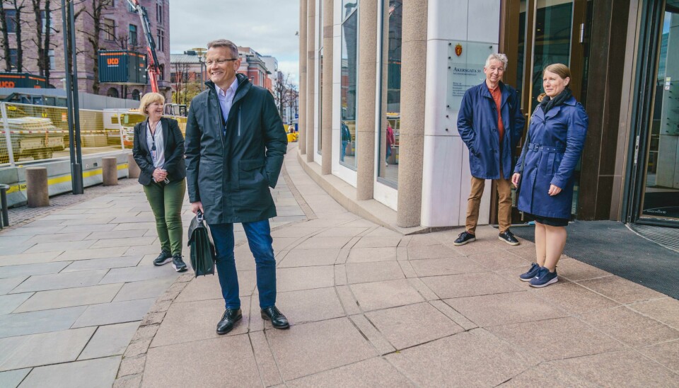 Kari Tønnessen Nordli i Akademikerne, Egil André Aas fra LO Stat, Pål Arnesen i YS Stat og Guro Elisabeth Lind i Unio markerte mandag starten på lønnsoppgjøret i staten. Forhandlingslederne i fire ulike fagforbund utenfor Kommunal- og moderniseringsdepartementet, klare til start til årets lønnsoppgjør i staten. Fra venstre Kari Tønnessen Nordli i Akademikerne, Egil André Aas fra LO Stat, Pål Arnesen i YS Stat og Guro Elisabeth Lind i Unio. Foto: Stian Lysberg Solum / NTB