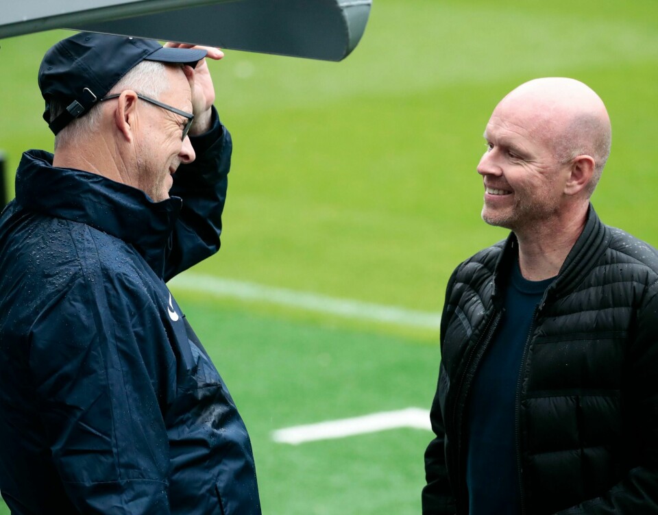 Henning Berg (til høyre) har suksess som trener på Kypros. Her sammen med tidligere landslagssjef Lars Lagerbäck. Henning Berg (til høyre) hilser på tidligere landslagssjef Lars Lagerbäck. Foto: Lise Åserud / NTB
