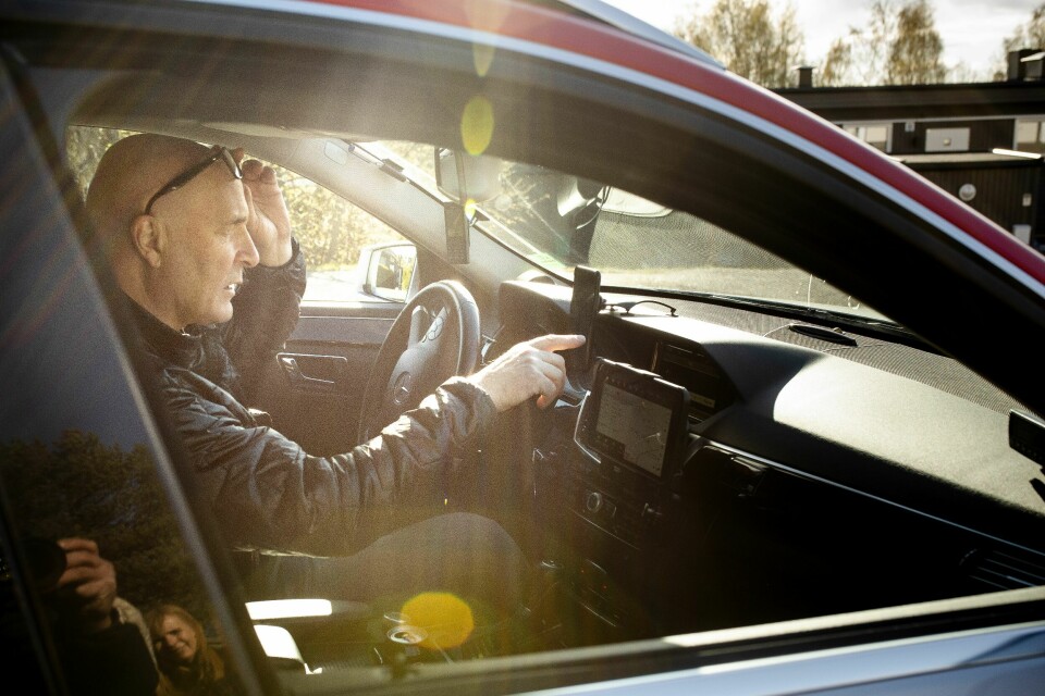 Jon Hove har kjørt taxi i 40 år og har ingen planer om å gi seg ennå. Han er ikke så bekymret for egen framtid selv om det har vært et blytungt år, men han tror det vil bli svært vanskelig å kjøre inn en inntekt som er til å leve av. Jon Hove, taxisjåfør