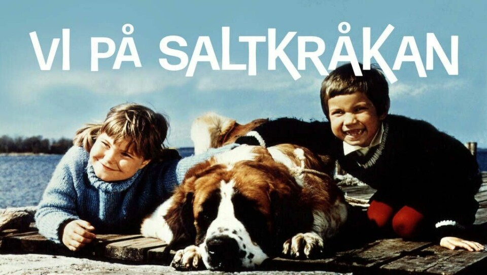 Det blir gjensyn med Tjorven, Båtsmann og alle andre når Astrid Lindgrens Saltkråkan skal spilles inn i ny versjon, der handlingen er satt til koronaåret 2020. Her er faksimile fra originalen fra 1964. Tjorven og hunden Båtsman i TV-serien Saltkråkan.