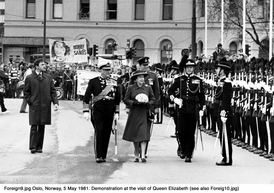 Bildene fra protestene mot dronning Elisabets statsbesøk samme dag som den nord-irske sultestreikeren Bobby Sands døde gikk verden over. Bildene fra protestene mot dronning Elisabets statsbesøk samme dag som den nord-irske sultestreikeren Bobby Sands døde gikk verden over.