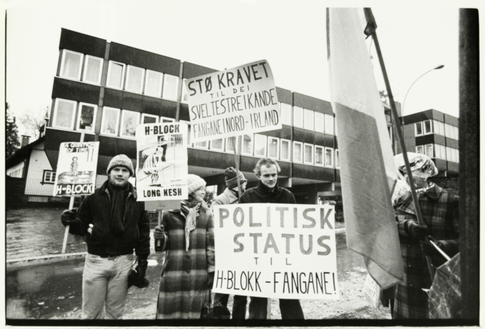 Demonstranter fra H-blokkaksjonen, Irlandsfronten og Irlandskomiteen med plakater til støtte for de sultestreikende nord-irske fangenes krav om politisk status. Demonstranter fra H-blokkaksjonen, Irlandsfronten og Irlandskomiteen med plakater til støtte for de sultestreikende nord-irske fangenes krav om politisk status.