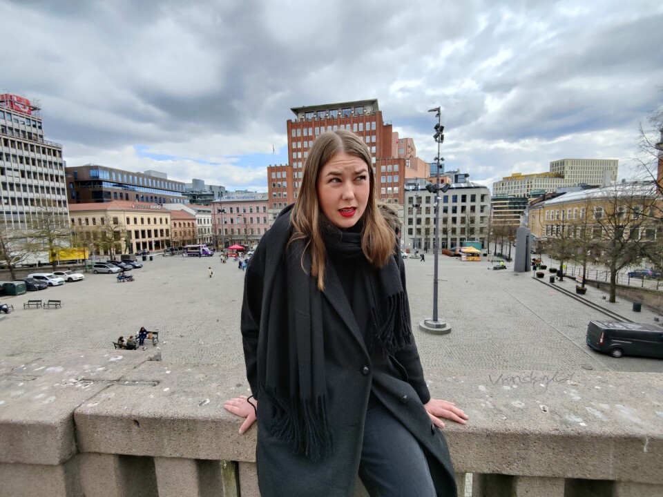 Astrid Willa Eide Hoem foran Youngstorget, der appellene vanligvis holdes. Appellen hun skal holde i år blir derimot digital. På youngstorget i Oslo