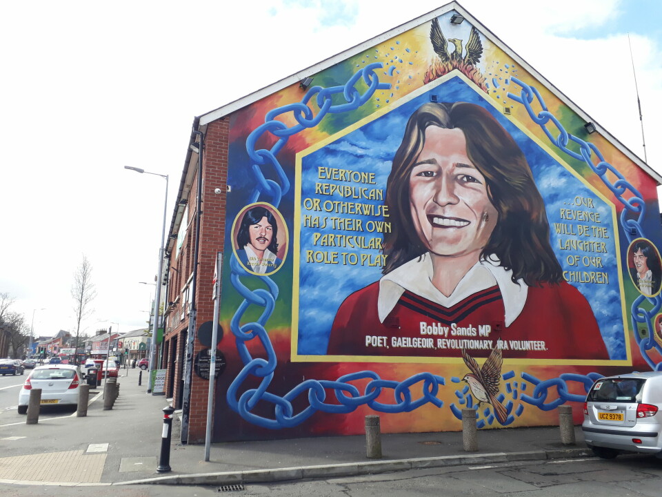 Bobby Sands ble valgt inn i det britiske parlamentet før han døde på sultestreik i 1981. Hans ikoniske portrett ble verdenskjent og er et kjent landemerke langs hovedveien Falls Road i det irske, katolske Vest-Belfast. Bobby Sands ble valgt inn i det britiske parlamentet før han døde på sultestreik i 1981. Hans ikoniske portrett ble verdenskjent og er et kjent landemerke langs hovedveien Falls Road i det irske, katolske Vest-Belfast