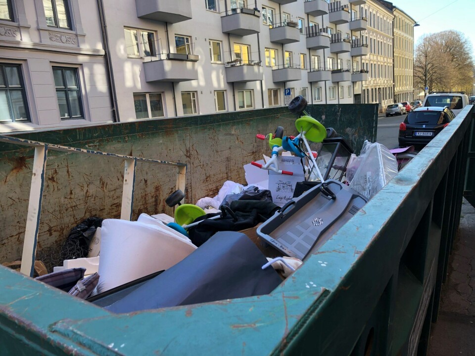 Fremdeles kan mange kontainere som fylles under vårdugnadene være de reneste skattekister for dem som leter etter alt fra leker til møbler. Fremdeles kan mange kontainere som fylles under vårdugnadene være de reneste skattekister for dem som leter etter alt fra leker til møbler.