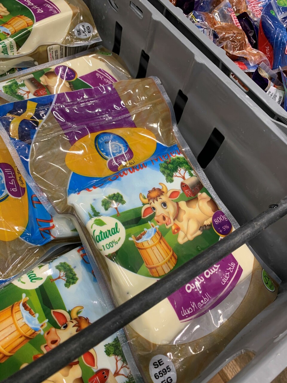Mannen i 40-årene sa at varene skulle leveres i Norge, men hadde ingen papirer på dette. Beslag av 634 kilo ost og 165 kilo yoghurt ved Svinesund tollsted 29. april 2021.