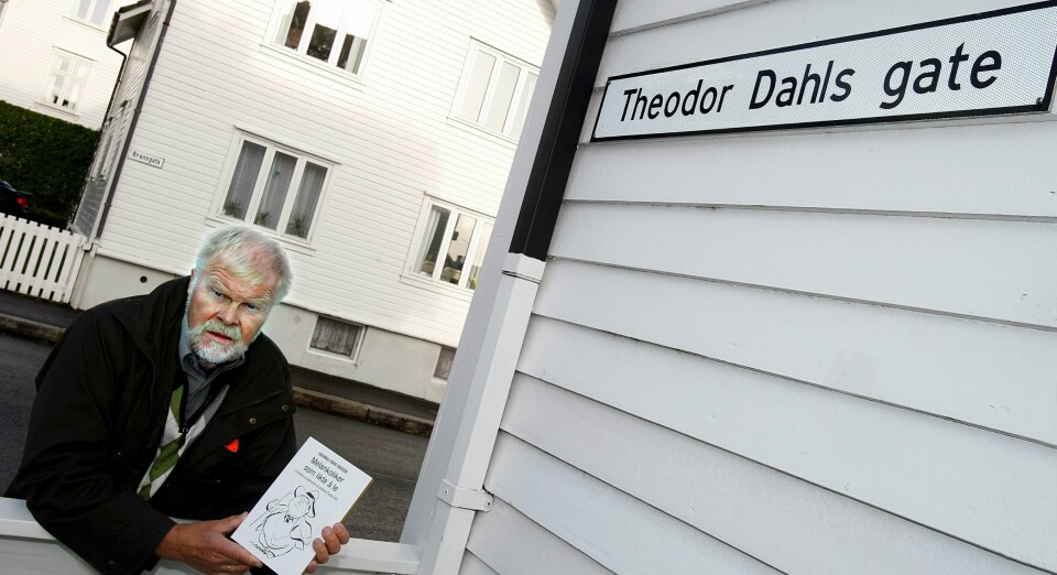 Artikkelforfatter Engwall Pahr-Iversen med boken han ga ut om Theodor Dahl i 2011 - fotografert i Theodor Dahls gate på Vestre platå. Artikkelforfatter Engwall Pahr-Iversen med boken han ga ut om Theodor Dahl i 2011 - fotografert i Theodor Dahls gate på Vestre platå.