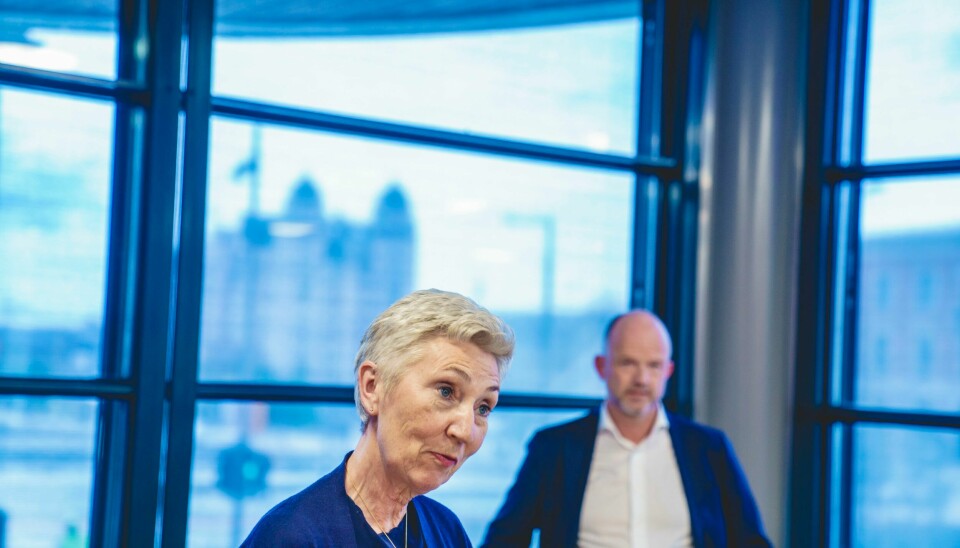 LO-leder Peggy Hessen Følsvik må gå noen runder med NHO-sjef Ole Erik Almlid for å få på plass en ny og forbedret AFP-pensjon. LO-leder Peggy Hessen Følsvik er fornøyd med at det ble oppnådd enighet uten at streik ble nødvendig. NHO-sjef Ole Erik Almlid (i bakgrunnen) var også lettet. Foto: Stian Lysberg Solum / NTB
