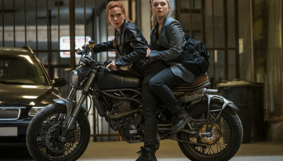 Etter den nye planen skal «Black Widow» få premiere på kino i juli, over et år forsinket. Scarlett Johansson og Florence Pugh er klare. Etter den nye planen skal «Black Widow» få premiere på kino i juli, over et år forsinket. Scarlett Johansson og Florence Pugh er klare.