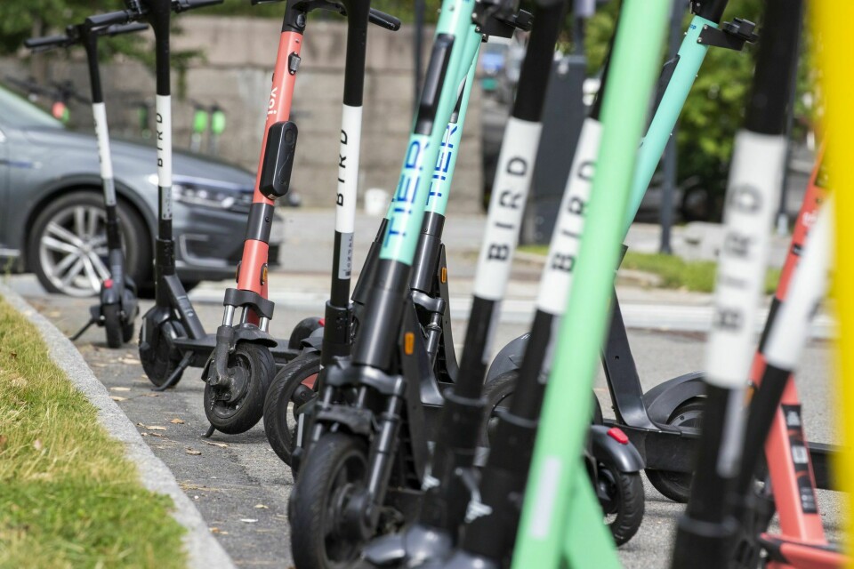 Fra 18. mai blir det forbudt med flere på samme elsparkesykkel. Blir du tatt, får du 3.000 kroner i bot. Oslo 20200806. Elektriske sparkesykler står parkert på fortau og i veien.Foto: Terje Pedersen / NTB