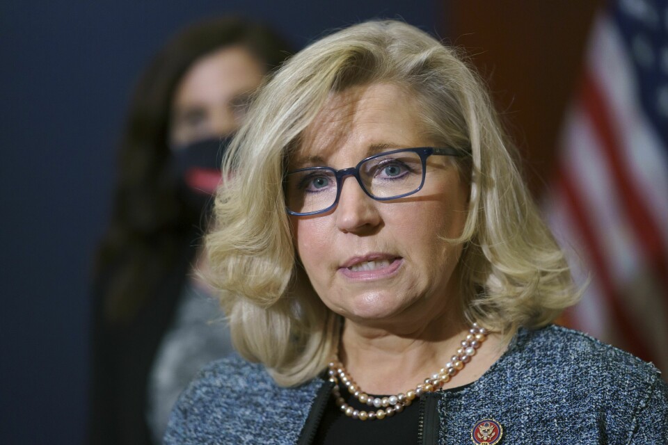Liz Cheney nekter å godta Donald Trumps grunnløse påstander om valgfusk. Det kan koste henne posisjonen i den republikanske partiledelsen. Liz Cheney nekter å godta Donald Trumps grunnløse påstander om valgfusk. Det kan koste henne posisjonen i den republikanske partiledelsen. Foto: J. Scott Applewhite / AP / NTB