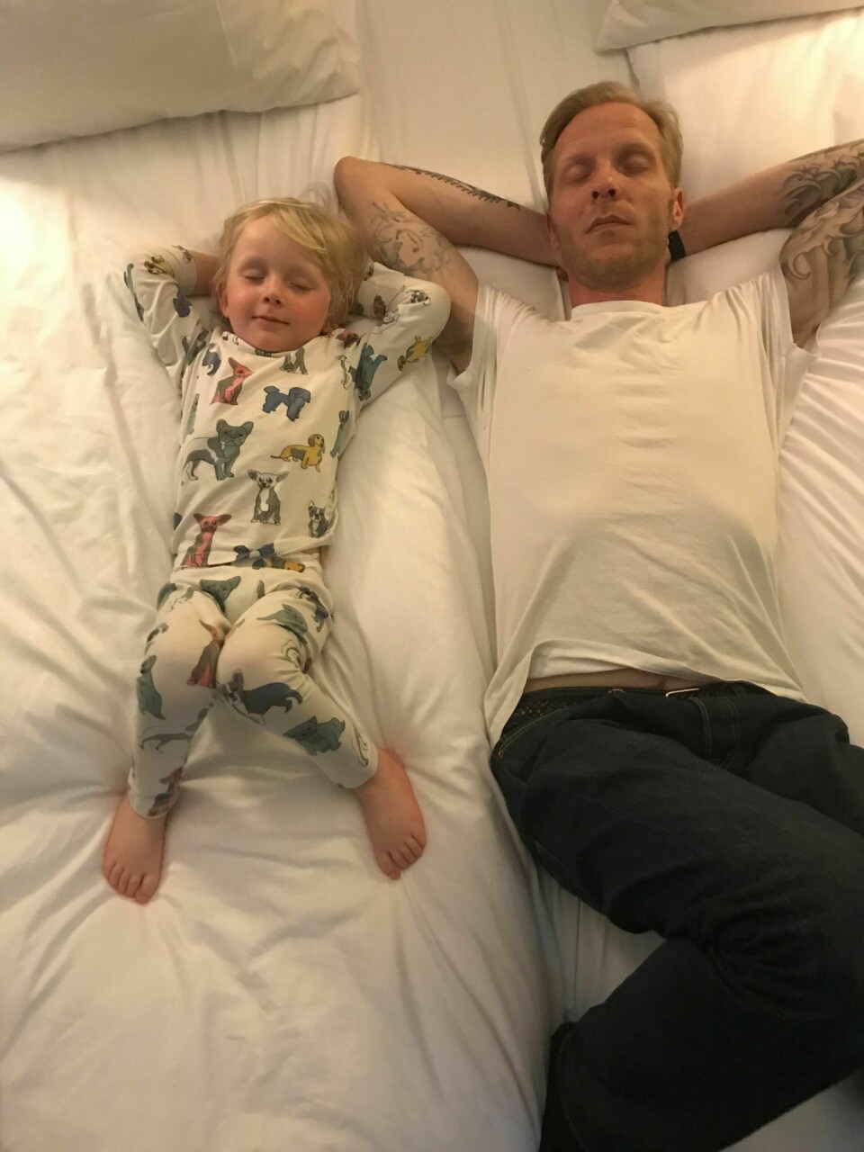 Pappa Joachim Kotte Norvik har løpt mange mil for Isak i arrangementet Wings for Life World Run, som er en innsamlingsaksjon for forskning på ryggmargslidelser. Her lader de to opp på hotellet før løpet i 2017, som ble dekket av TV2. Isak og Joachim