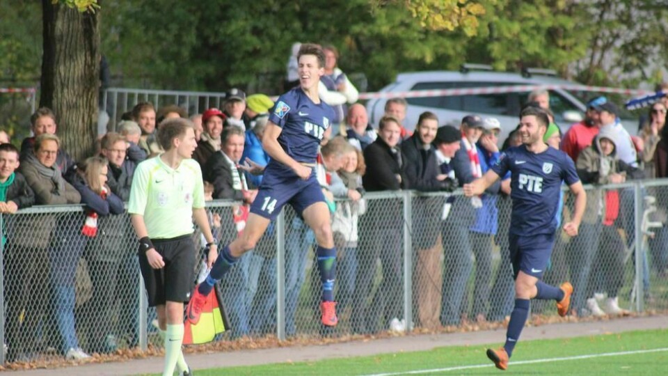 Ulrik Ferrer scoret for Frigg mot Lyn i de dager klubbene i 3. divisjon fikk lov til å spille fotball. Ulrik Ferrer scoret for Frigg mot Lyn i de dager klubbene i 3. divisjon fikk lov til å spille fotball.
